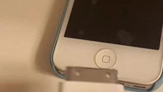 iPhone锁机10年后解锁冲上热搜，苹果客服：最长锁机时间已缩至8小时，输错十次密码永久锁机